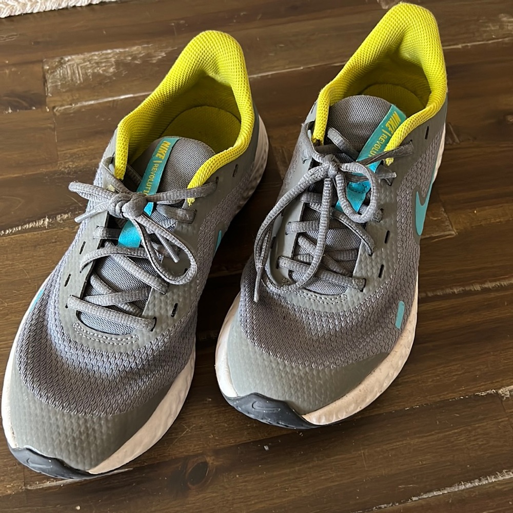 Boys Nike Revolution Tennis Shoes. Size 7Y.